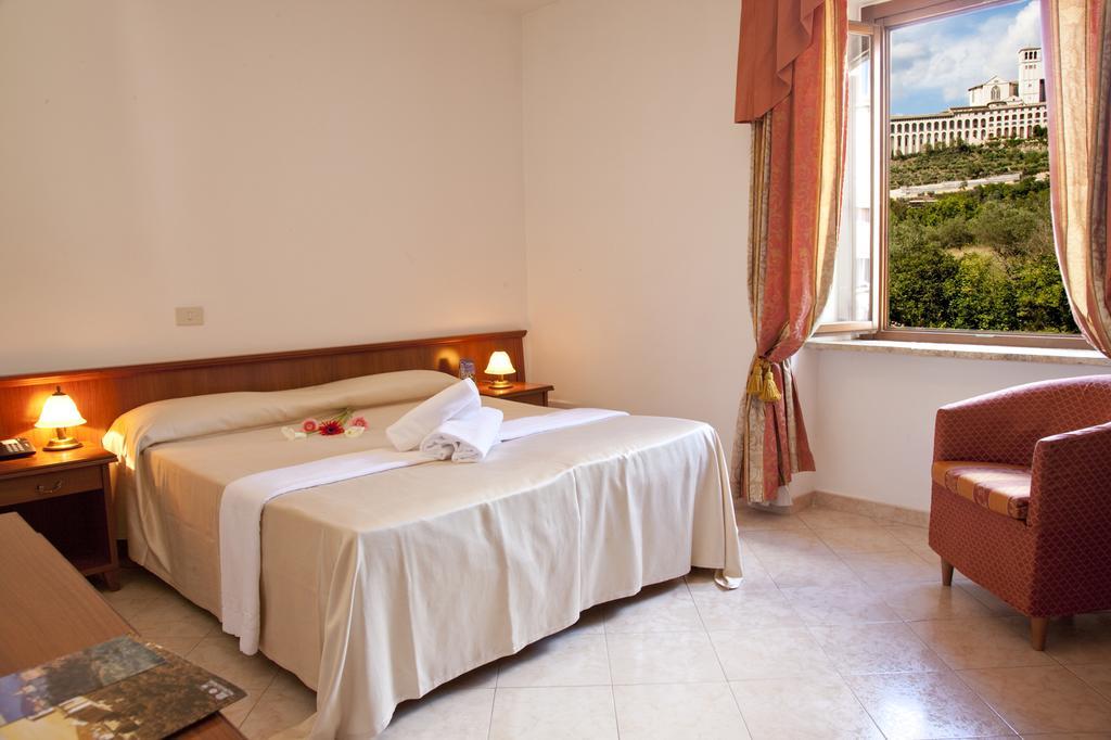 Готель Assisi Garden Екстер'єр фото