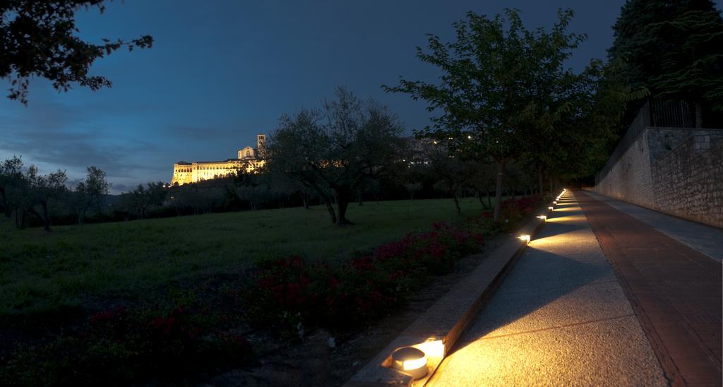 Готель Assisi Garden Екстер'єр фото