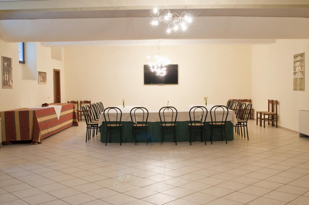 Готель Assisi Garden Екстер'єр фото